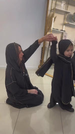 Abaya voile intégré enfant avec détails dorés